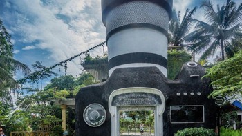 Borubodor adalah Situs Warisan Dunia UNESCO di Jawa Tengah, dan tujuan wisata utama karena kompleks candi abad ke-9 yang spektakuler. Tapi Rumah Kamera ini sepertinya juga menjadi daya tarik pengunjung. Berbentuk seperti Canon SLR yang bertumpu pada punggungnya dengan lensa zoom seri-L bertubuh putih yang mencuat ke langit. Di dalamnya menawarkan berbagai ilusi optik, cermin, dan latar belakang dramatis untuk Anda mengambil foto Anda dan teman Anda - menjadikannya ideal untuk Instagrammer dalam keluarga. Foto: via Digital Camera World