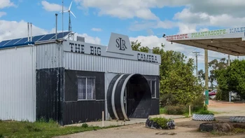 The Big Camera terletak sekitar 80 mil di sebelah timur Perth di Australia Barat. Mengklaim sebagai satu-satunya museum yang didedikasikan untuk fotografi di seluruh Australia, bagian luar gedung ini berbentuk seperti kamera SLR raksasa. Ini memiliki koleksi lebih dari 3000 pameran dari Box Brownies hingga Zoetropes. Foto: via Digital Camera World