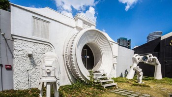 Untuk memasuki museum fotografi ini, Anda berjalan ke lensa struktur. Ada lebih dari 1000 perangkat yang dipamerkan mulai dari replika kamera terbesar di dunia hingga kamera yang dirancang untuk dikenakan oleh merpati (yang digunakan untuk pengawasan militer jauh sebelum drone ditemukan)! Foto: via Digital Camera World