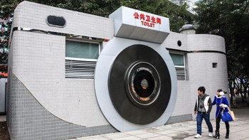 Ini adalah bangunan berbentuk kamera yang paling tidak biasa. Mungkin terlihat seperti kamera, tapi ini sebenarnya toilet umum! Jika ingin menggunakan fasilitas tersebut, Anda harus melakukan perjalanan ke Chonqging, yang berpenduduk 30 juta jiwa, merupakan kota terbesar keempat di China. Dewan lokal rupanya memiliki 22 fasilitas umum yang direnovasi dengan cara ini, untuk membantu mempromosikan pentingnya kota dalam pembuatan elektronik digital. Foto: via Digital Camera World