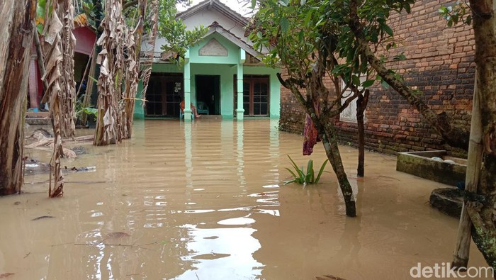 Kondisi banjir di Desa Golantepos Kecamatan Mejobo, Kabupaten Kudus, Kamis (23/2/2023).