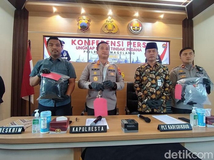 Barang bukti kasus pembacokan oleh siswa SMP yang diamankan Reskrim Polresta Magelang, Kamis (23/2/2023).