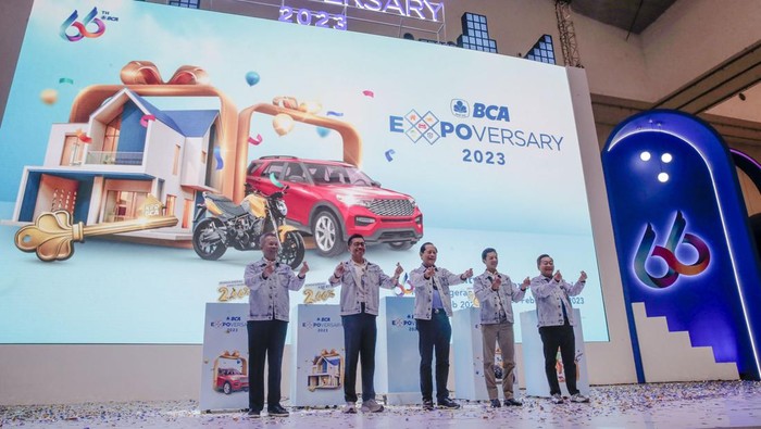 BCA Expoversary 2023 Tawarkan Promo KPR hingga Kredit Kendaraan Merayakan HUT ke-66, PT Bank Central Asia Tbk (BCA) kembali menggelar BCA Expoversary 2023. Sebagai bentuk rasa syukur karena telah menapaki usia 66 tahun, serta untuk mengapresiasi segenap nasabah yang senantiasa di sisi BCA, Expoversary kali ini kembali memberikan promo terbaik untuk setiap penawaran atas Kredit Pemilikan Rumah (KPR), Kredit Kendaraan Bermotor (KKB), dan Kredit Sepeda Motor (KSM).