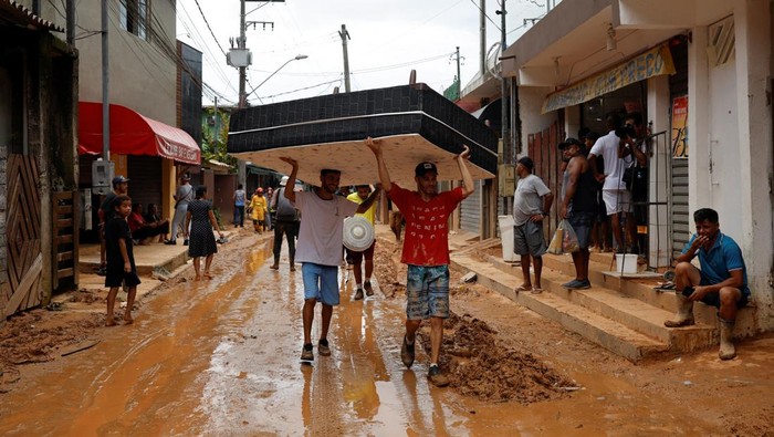 Begini Dahsyatnya Longsor di Brasil, Korban Tewas Bertambah Jadi 48 Jiwa Volunteers and firefighters work to find victims in one of the landslides sites after severe rainfall at Barra do Sahy in Sao Sebastiao, Brazil, February 21, 2023. REUTERS/Amanda Perobelli