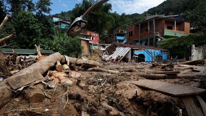 Volunteers and firefighters work to find victims in one of the landslides sites after severe rainfall at Barra do Sahy in Sao Sebastiao, Brazil, February 21, 2023. REUTERS/Amanda Perobelli