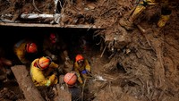 Hujan deras telah menyebabkan tanah longsor dan banjir di sejumlah kota pesisir di negara bagian terkaya di Brasil itu.  