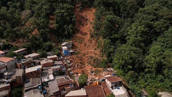 Begini Dahsyatnya Longsor di Brasil, Korban Tewas Bertambah Jadi 48 Jiwa Volunteers and firefighters work to find victims in one of the landslides sites after severe rainfall at Barra do Sahy in Sao Sebastiao, Brazil, February 21, 2023. REUTERS/Amanda Perobelli