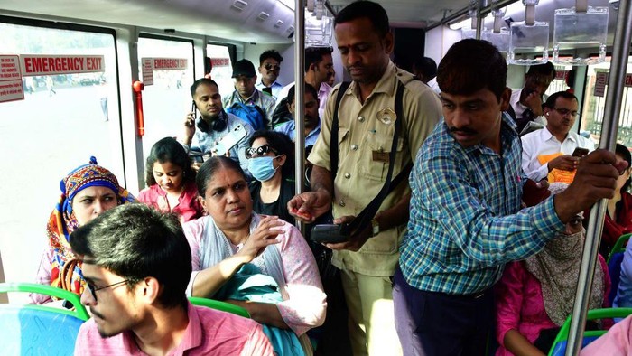 Begini Penampakan Bus Double Decker Listrik Pertama di India Perusahaan bernama Switch meluncurkan produk bus double decker (bus tingkat) listrik pertama di India dengan nama Switch EiV 22. Begini penampakannya.