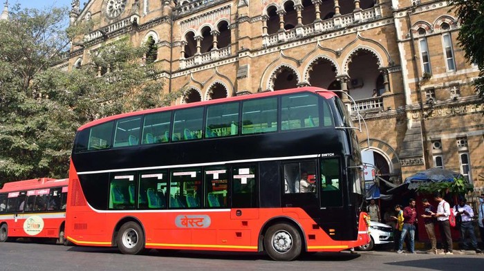 Begini Penampakan Bus Double Decker Listrik Pertama di India Perusahaan bernama Switch meluncurkan produk bus double decker (bus tingkat) listrik pertama di India dengan nama Switch EiV 22. Begini penampakannya.