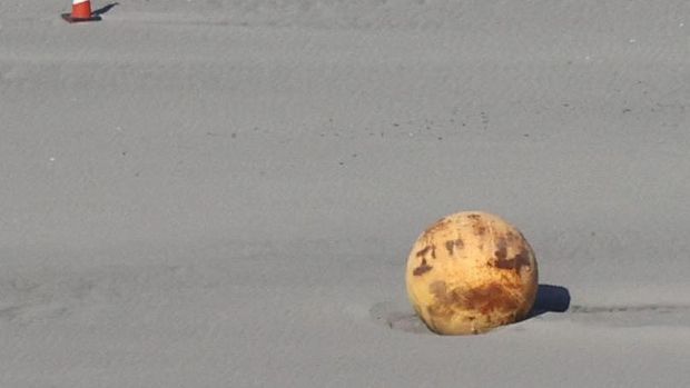 Benda logam besar yang terdampar di Pantai Enshuhama di Hamamatsu, Jepang tengah 21 Februari 2023. (via REUTERS/KYODO)