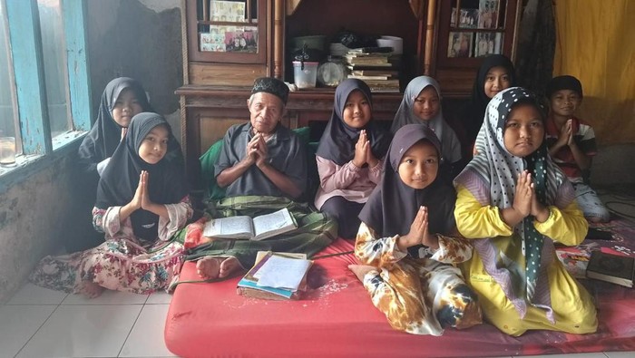 Meskipun tubuhnya kerap sakit, terasa berat dan pegal, Abah Tahyun tetap istiqomah menjadi guru ngaji. Ia mengajar di TPA di Kampung Kubang Saladah, Tasikmalaya.