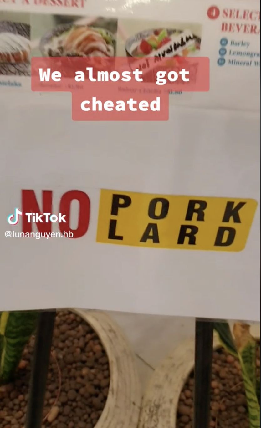 Bikin Bingung! Restoran Ini Tulis 'No Pork No Lard' Tapi Jual Daging Babi