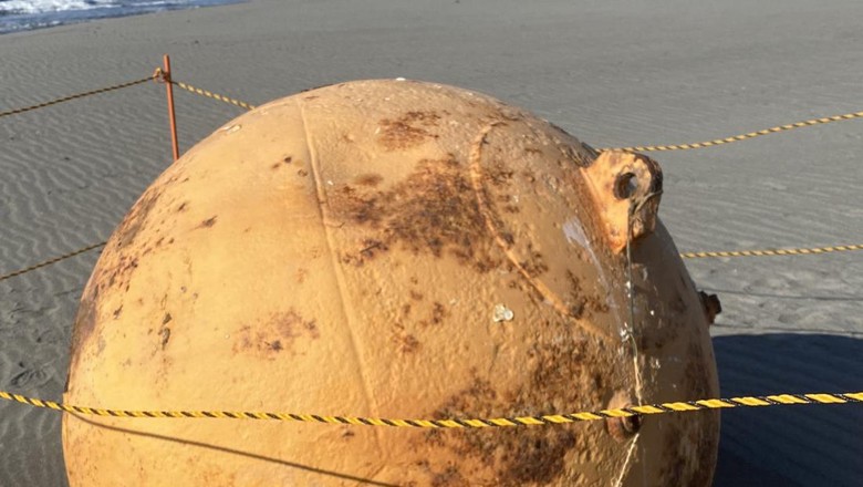 Bola Misterius di Pantai Jepang Bola Misterius di Pantai Jepang