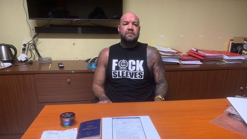 Bule Australia ditangkap di Bandara I Gusti Ngurah Rai Bali. Ia terciduk membawa paket barang mengandung ganja.