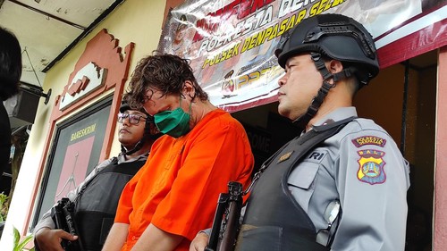 Programmer Belarusia beli paket ganja via telepon dan dibayar dengan cryptocurrency dihadirkan saat konferensi pers di Polsek Denpasar Selatan, Kamis (23/2/2023).