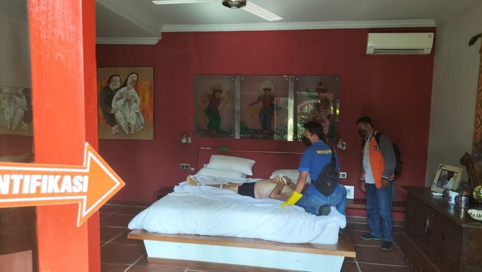 Bule Prancis ditemukan meninggal dunia di vila Jalan Camplung Tanduk, Seminyak, Kuta. Dugaan sementara, bule paruh baya itu sakit.
