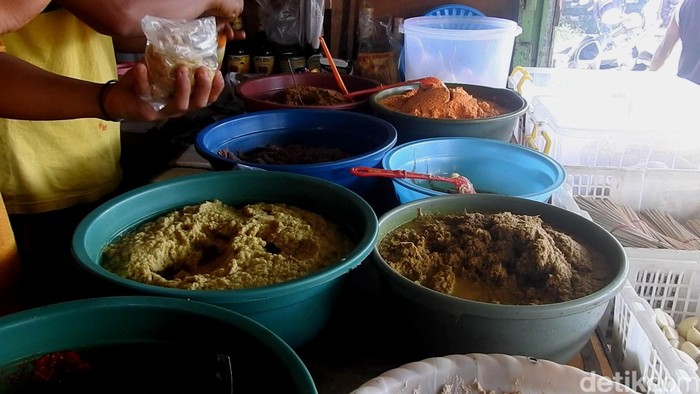 Penjual bumbu giling di pasar tradisional Banjarnegara.