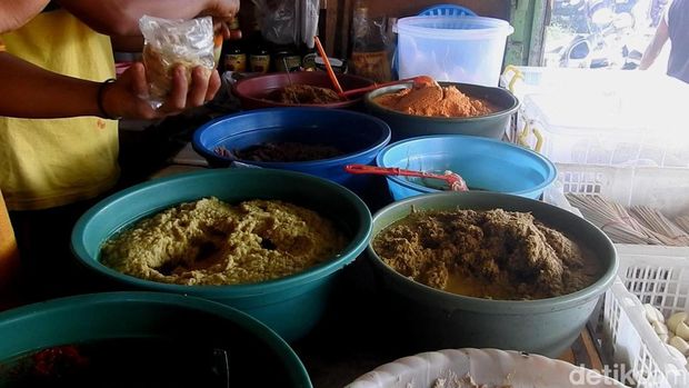 Penjual bumbu giling di pasar tradisional Banjarnegara.