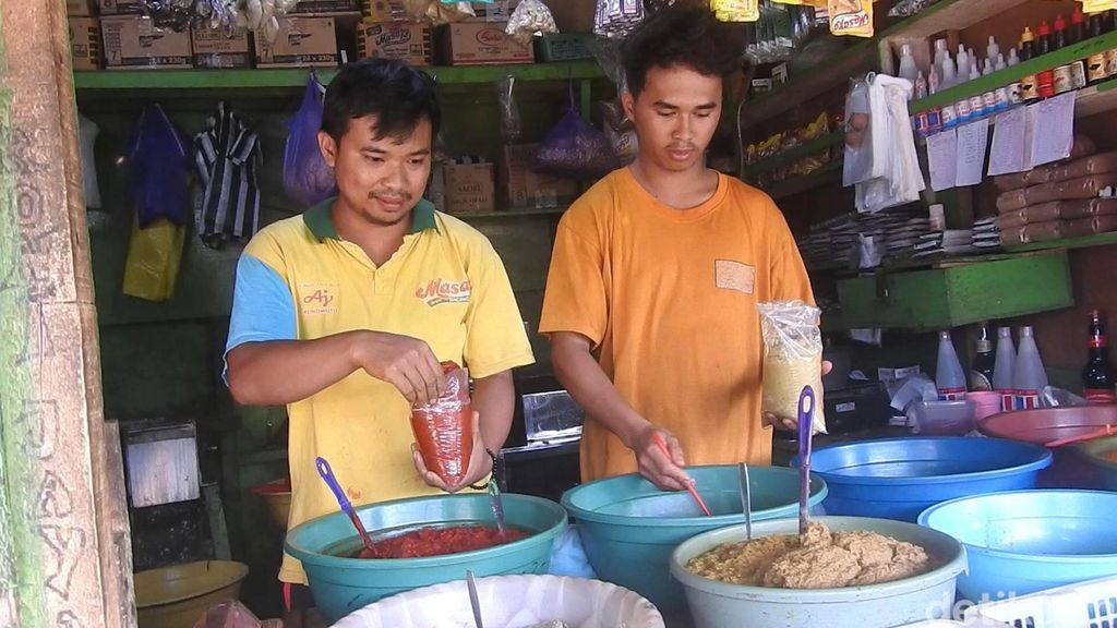 Penjual bumbu giling di pasar tradisional Banjarnegara.