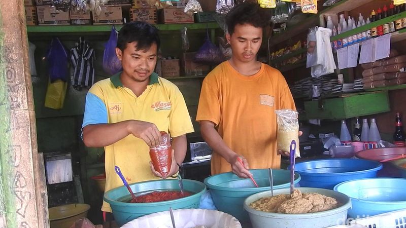 Penjual bumbu giling di pasar tradisional Banjarnegara.