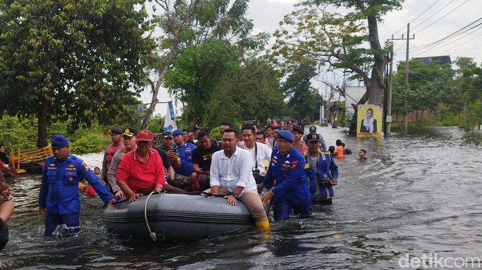 Bupati Gresik bersma Forkopimda terjun ke lokasi banjir di Cerme