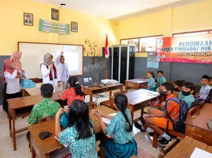 Bupati Ipuk Edukasi Siswa Cegah Kekerasan Anak Saat Ngantor di Desa