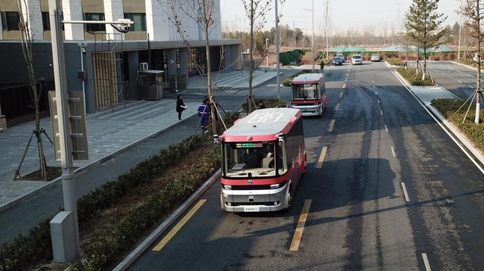 China meluncurkan bus cerdas yang dapat mengenali lampu lalu lintas dan rambu jalan. Ini fotonya.