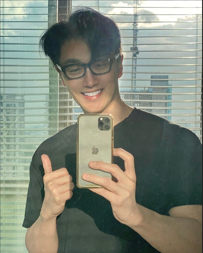 Melalui akun Instagram pribadinya di @chuando_chuandoandfrey, Chuando kerap membagikan foto-foto dirinya kepada lebih dari 1,2 juta pengikutnya. Foto-foto Chuando pun selalu dibanjiri beragam pujian dari para netizen. Foto: Instagram/@chuando_chuandoandfrey