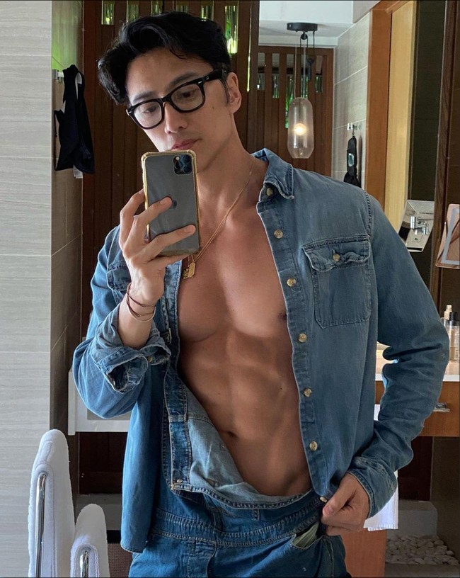 Seperti yang terlihat dalam foto-foto unggahannya, meski sudah berusia hampir 60 tahun namun Chuando masih memiliki penampilan seperti anak muda. Tubuhnya masih tampak atletis dan kulitnya pun terlihat kencang. Foto: Instagram/@chuando_chuandoandfrey