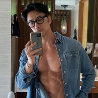 Seperti yang terlihat dalam foto-foto unggahannya, meski sudah berusia hampir 60 tahun namun Chuando masih memiliki penampilan seperti anak muda. Tubuhnya masih tampak atletis dan kulitnya pun terlihat kencang. Foto: Instagram/@chuando_chuandoandfrey