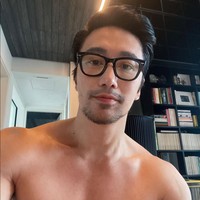 Melansir dari CNA, Chuando mengaku jika dirinya memang kerap mendapat pertanyaan seputar rahasia awet mudanya. Namun sebenarnya Chuando sendiri merasa bahwa dirinya tetap menua dan tidak semuda yang orang-orang pikirkan. Saya merasakan tekanannya. Karena, jauh di lubuk hatiku saya tahu saya tidak semuda itu. Saya menua, terang Chuando kepada CNA Lifestyle. Foto: Instagram/@chuando_chuandoandfrey