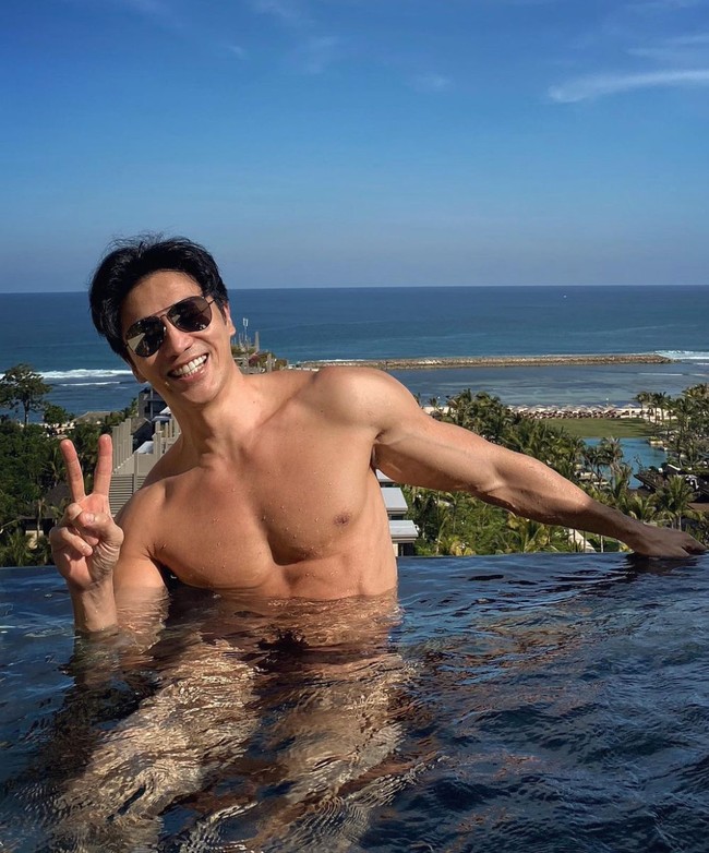 Chuando sendiri telah memulai kariernya sebagai model sejak usia 16 tahun. Selama kariernya sebagai model Chuando sudah pernah menjadi model iklan merek Tags hingga Metro serta pernah catwalk di Milan. Foto: Instagram/@chuando_chuandoandfrey