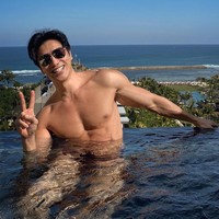 Chuando sendiri telah memulai kariernya sebagai model sejak usia 16 tahun. Selama kariernya sebagai model Chuando sudah pernah menjadi model iklan merek Tags hingga Metro serta pernah catwalk di Milan. Foto: Instagram/@chuando_chuandoandfrey