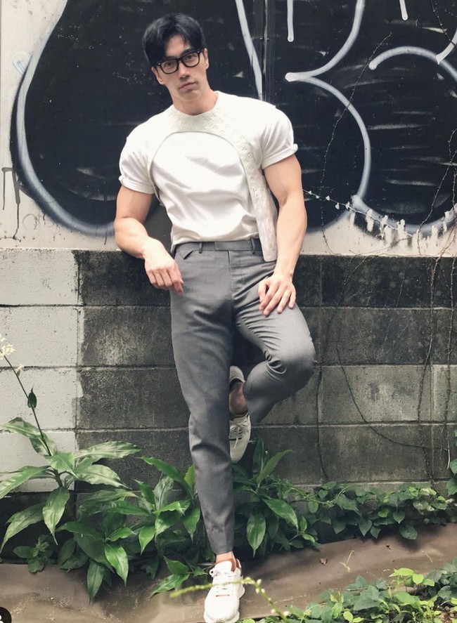 Setelah pensiun menjadi model, Chuando menjadi seorang fotografer fashion. Ia mendirikan model agensi AVE Management dan membangun studio fotografi Chuando & Frey bersama rekannya. Foto: Instagram/@chuando_chuandoandfrey