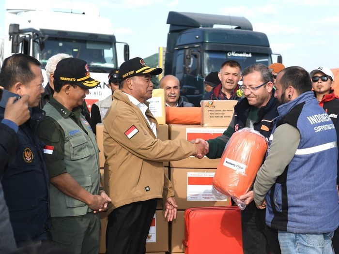 Delegasi RI dipimpin Menko PMK Muhadjir Effendy menyerahkan bantuan korban gempa Turki, di Antalya, 22 Februari 2023. (Kris/Biro Pers Sekretariat Presiden)