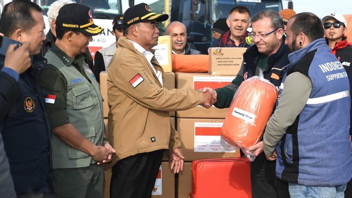 Delegasi RI dipimpin Menko PMK Muhadjir Effendy menyerahkan bantuan korban gempa Turki, di Antalya, 22 Februari 2023. (Kris/Biro Pers Sekretariat Presiden)