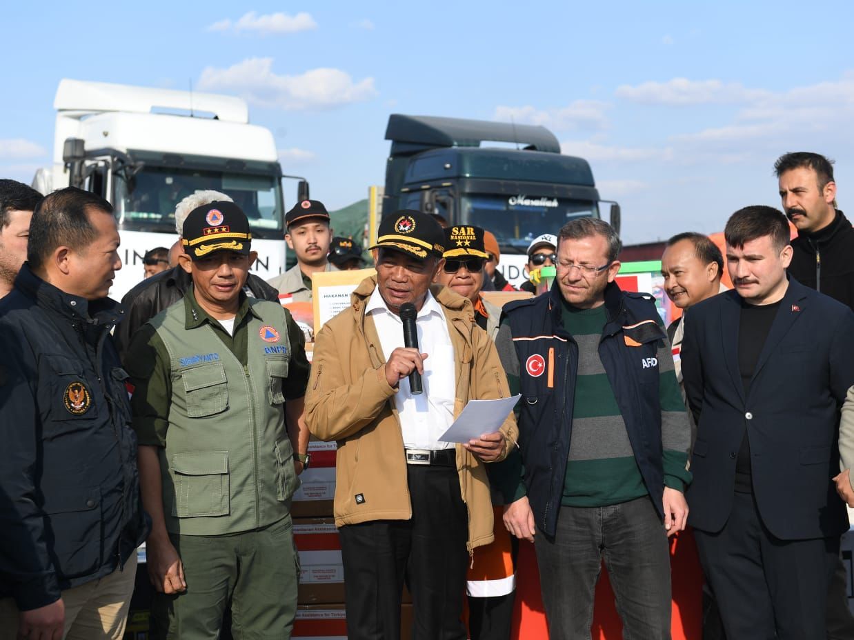 Delegasi RI dipimpin Menko PMK Muhadjir Effendy menyerahkan bantuan korban gempa Turki, di Antalya, 22 Februari 2023. (Kris/Biro Pers Sekretariat Presiden)