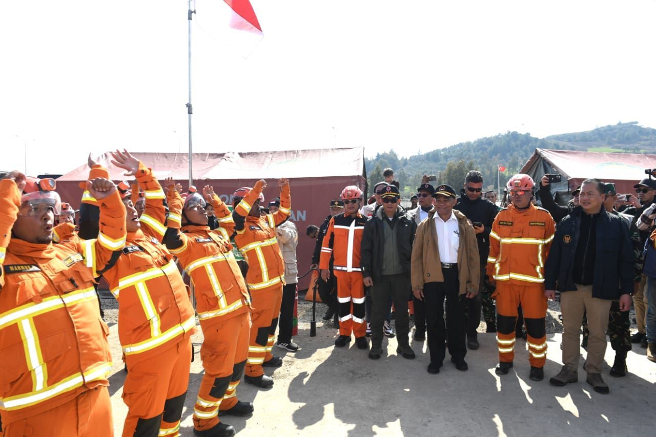 Delegasi RI dipimpin Menko PMK Muhadjir Effendy menyerahkan bantuan korban gempa Turki, di Antalya, 22 Februari 2023. (Kris/Biro Pers Sekretariat Presiden)