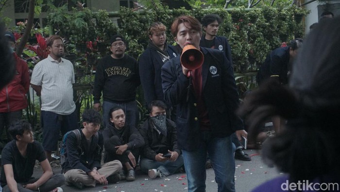 Demo mahasiswa menolak penggusuran lapak PKL di Cijagra Bandung.