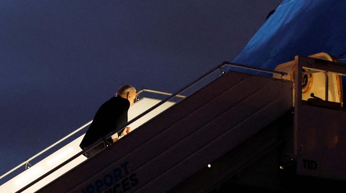 Detik-detik Joe Biden Tersandung di Tangga Pesawat U.S. President Joe Biden stumbles while boarding Air Force One following his visit to Poland to mark the first anniversary of Russia's invasion of Ukraine, in Warsaw, Poland, February 22, 2023. REUTERS/Evelyn Hockstein