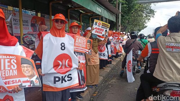 Di tepi Jalan TB Simatupang, sejumlah kader PKS yang menyambut Anies yang sedang menuju ke DPP PKS (Adrial/detikcom)