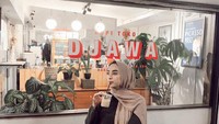 Dinan Fajrina pernah mengunjungi Kopi Toko Djawa. Lagi-lagi ia memesan es kopi susu yang merupakan menu andalan di sana. Foto: Instagram @dinanfajrina