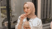 Salah satunya momen santai Dinan saat menyeruput es kopi susu. Ia selalu tampak memesan kopi setiap mengunjungi kafe. Foto: Instagram @dinanfajrina