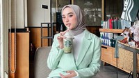Sosok Dinan yang cantik kerap menyita perhatian netizen di Instagram. Selebgram ini sering mengunggah fotonya saat berada di coffee shop. Kali ini, Dinan menikmati matcha latte. Foto: Instagram @dinanfajrina
