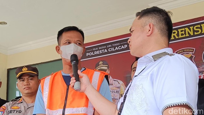 Eks Kades Panisihan Jawahir (48) korupsi dana desa Rp 784 juta di Polresta Cilacap, Kamis (23/2/2023).