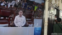 Saat persidangan dimulai, rompi tahanan dan borgol Arif dilepas. Dalam sidang ini, istri Arif terlihat datang untuk menyaksikan sidang vonis suaminya.