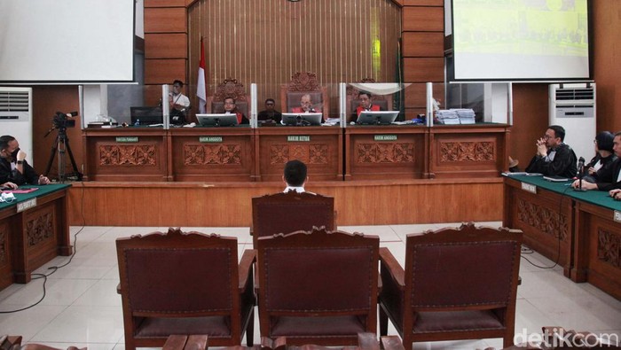 Ekspresi Arif Rachman Arifin Hadapi Vonis Mantan Wakaden B Biropaminal Divpropam Polri Arif Rachman Arifin jalani sidang vonis kasus perusakan CCTV pembunuhan Yosua. Begini ekspresinya.