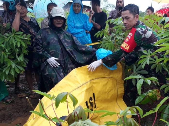 Evakuasi mayat perempuan di kebun singkong di Limpung, Batang, Kamis (23/2/2023)