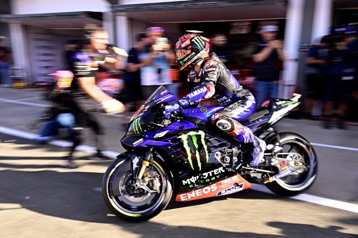 Yamaha French rider Fabio Quartararo leaves the box during the second free practice session of the MotoGP Valencia Grand Prix at the Ricardo Tormo racetrack in Cheste, on November 4, 2022. (Photo by JAVIER SORIANO / AFP)