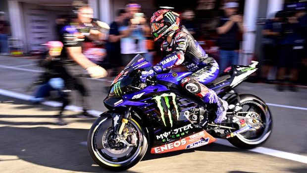 Yamaha French rider Fabio Quartararo leaves the box during the second free practice session of the MotoGP Valencia Grand Prix at the Ricardo Tormo racetrack in Cheste, on November 4, 2022. (Photo by JAVIER SORIANO / AFP)
